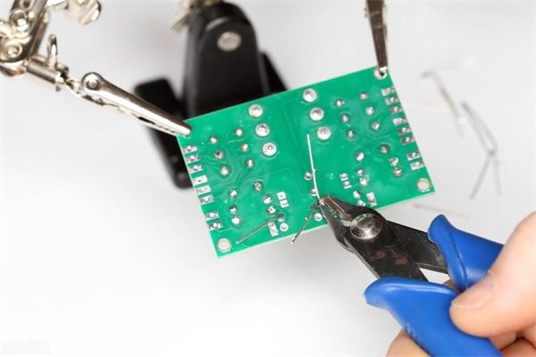 電路板點膠加工的優點及操作工藝